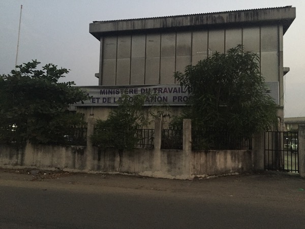 La façade du Ministère du Travail à Libreville, dans un piteux état