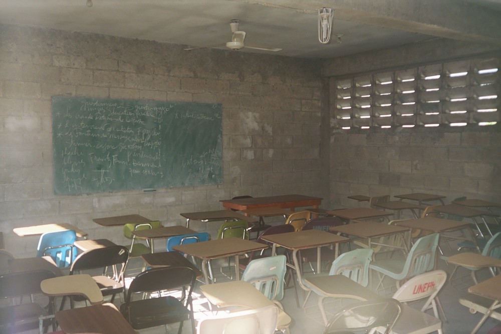 Une salle de classe de l'UNEPH en 2003